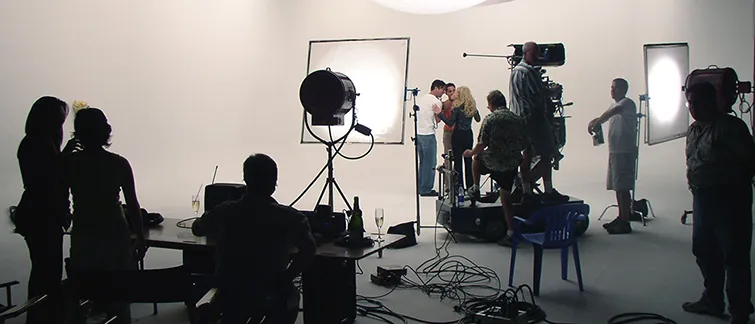 电影制作团队在户外拍摄